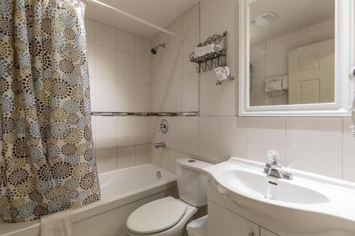 蒙特利尔奥贝尔格玛诺尔维勒玛日尔酒店的浴室配有盥洗盆、卫生间和浴缸。