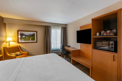 米苏拉米苏拉汉普顿酒店的配有一张床和一张书桌的酒店客房