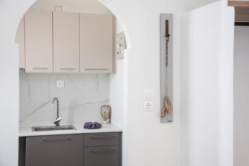 纳乌萨Navi B3 Brand New studio in Naousa的厨房配有白色橱柜和水槽