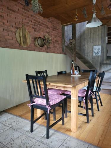 奥什恰德尼察Chata Kolmanovci的一张四把椅子周围的木桌
