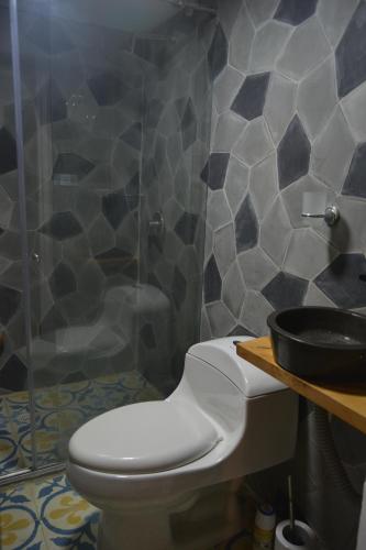 帕斯托SLH Boutique Guesthouse的一间带卫生间和水槽的浴室