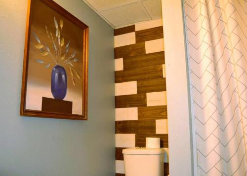 格兰福克Studio 7的浴室设有卫生间,墙上设有花瓶