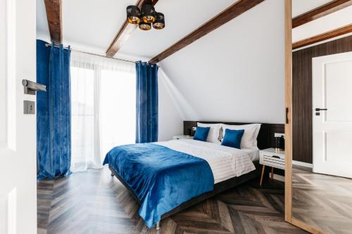 里梅泰亚KARL's Cabin by Black & White Panoramic的一间卧室配有大床和蓝色窗帘