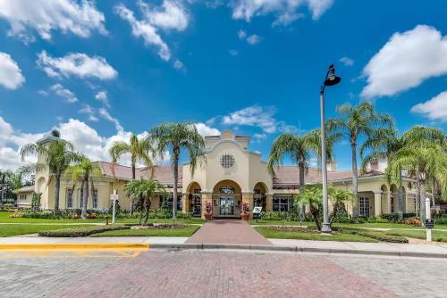 奥兰多Vista Cay Jewel Luxury Condo by Universal Orlando Rental的一座棕榈树环绕的大建筑