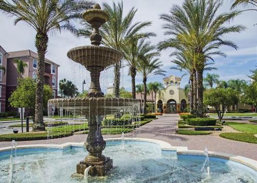 奥兰多Vista Cay Jewel Luxury Condo by Universal Orlando Rental的棕榈树公园中央的喷泉