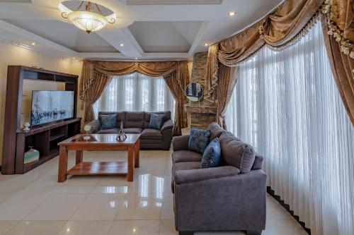 El AdelantoAmplia Casa Hogareña的客厅配有两张沙发和一台电视机