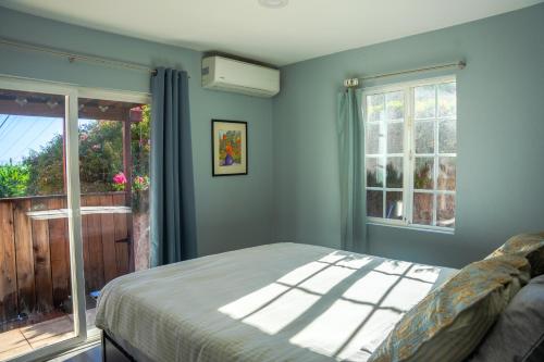 米尔布雷Relaxing Home With SF Bay View的一间卧室设有一张床和一个窗口