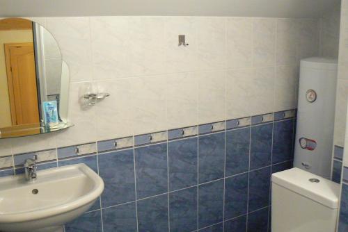 卡洛费尔Guest House Stara Planina的一间带水槽、卫生间和镜子的浴室