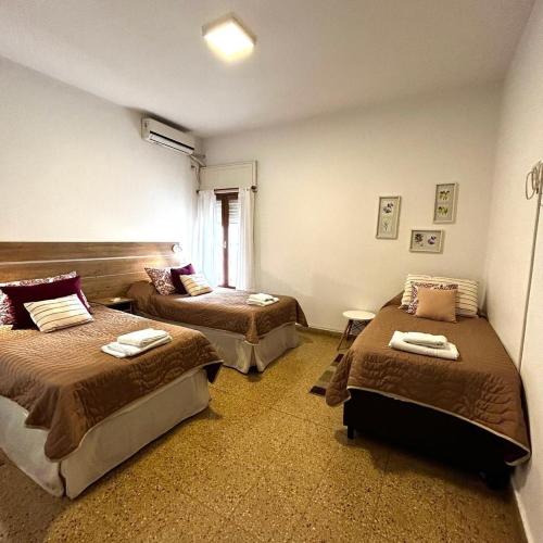 上格拉西亚248 Apartamento的一间卧室设有两张床和窗户。