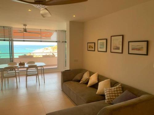 萨洛Apartamento sobre el mar的客厅配有沙发和桌子