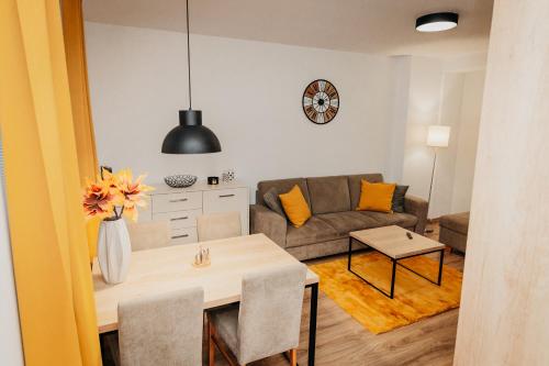 科希策Old Town city center apartment 2 - private parking included的客厅配有桌子和沙发