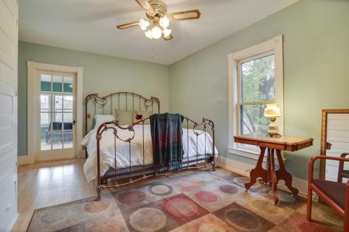 欧克莱尔Eau Claire Retreat Close to Chippewa Riverfront!的一间卧室配有一张床、一张桌子和一个窗户。