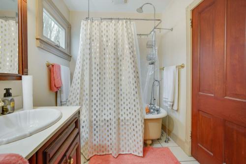 欧克莱尔Eau Claire Retreat Close to Chippewa Riverfront!的浴室配有淋浴帘和盥洗盆。