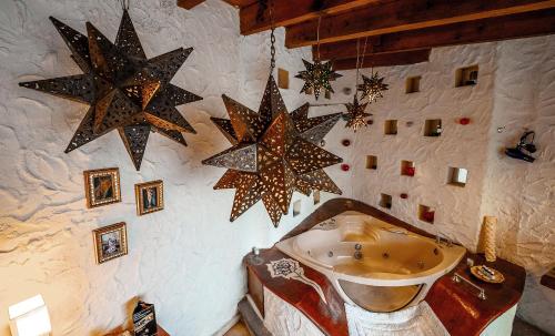 TepeyahualcoHacienda Tepetlcalli by Rotamundos的墙上的星星浴室和水槽