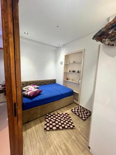 哈马马特Appartement marina hammamet的一间带一张床和一个衣柜的小卧室