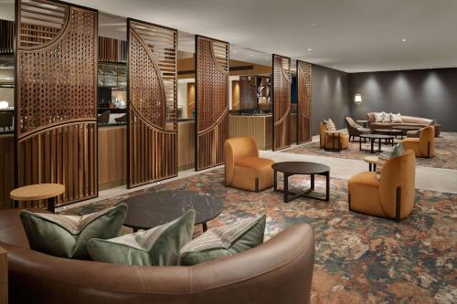 伦敦希尔顿伦敦大都会酒店的大堂配有沙发、椅子和桌子