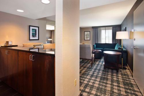 兰辛DoubleTree by Hilton Lansing的酒店客房设有厨房和客厅。