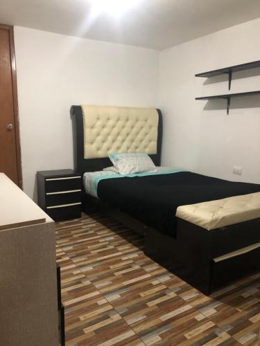 瓦拉斯Departamento Amoblado的卧室配有床和床,铺有四柱床。