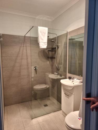 麦提福特Myrtleford Hotel的带淋浴、卫生间和盥洗盆的浴室