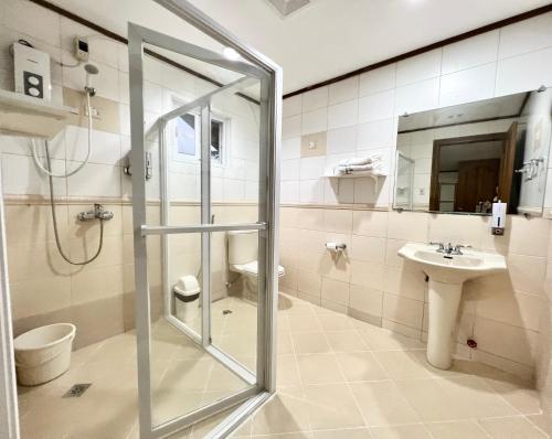 碧瑶CAMPJOHNHAY Forest Estate的带淋浴、卫生间和盥洗盆的浴室