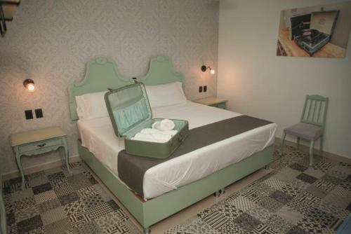 Ciudad HidalgoAñoranza Hotel Boutique的一间卧室,床上放着手提箱