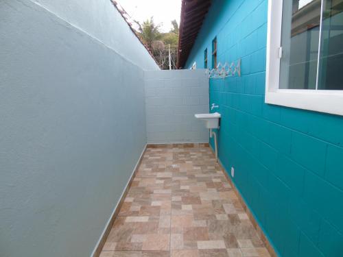 博拉塞亚Mare de Lua Boraceia的一间设有蓝色墙壁和卫生间的浴室