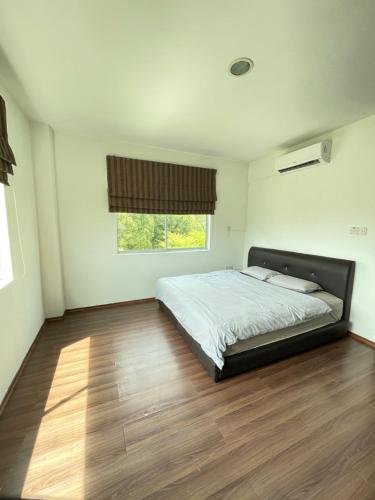 古晋Anna温馨公寓式的住宅的一间卧室设有一张大床和一个窗户。