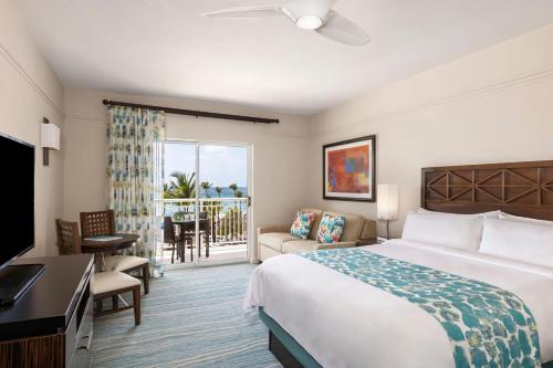 棕榈滩万豪阿鲁巴冲浪俱乐部度假酒店的酒店客房设有一张床和一个阳台。