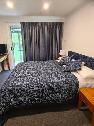 阿米代尔Moore Park Apartments的卧室设有黑白床和窗户。