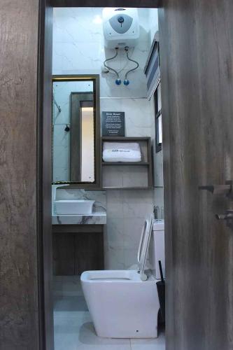 阿布贾Castle Estate Apartments的一间带水槽、卫生间和镜子的浴室
