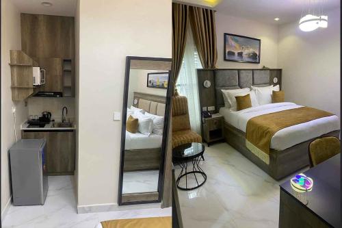 阿布贾Castle Estate Apartments的酒店客房,配有床和镜子