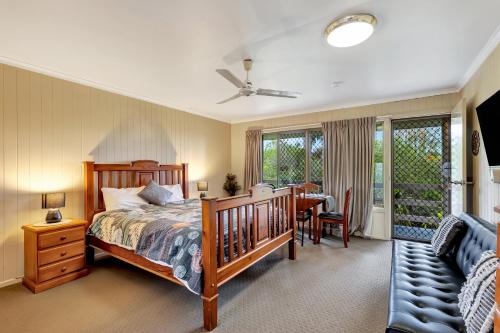 赫维湾芳娜湖保护区酒店的卧室配有一张床和一张桌子及椅子