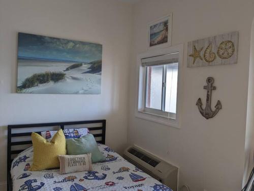 那不勒斯Fish/Boat & Relax Resort Marina Gem on the water!的一间卧室设有一张床和一个窗口