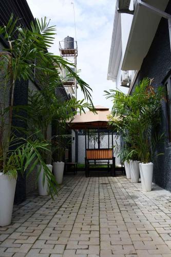 阿布贾Castle Estate Apartments的一座庭院,里面建有长凳和植物