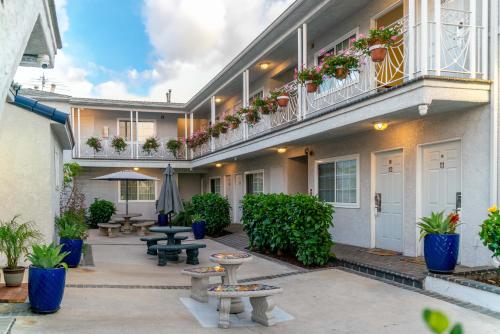 洛杉矶海洋公园旅馆的长凳和盆栽植物的建筑的庭院
