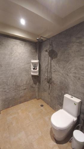 涛岛Taoruna Villa的一间带卫生间和淋浴的浴室