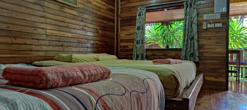 乔木提恩海滩梦幻度假酒店的小木屋内一间卧室,配有两张床