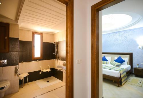 迈来亚Palm Djerba Suites的一间酒店客房 - 带一张床和一间浴室