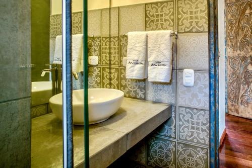 乌鲁班巴VILLA APU CHICON (Apu Wasi & Inti Wasi)的一间带碗水槽和台面毛巾的浴室