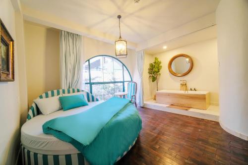 大叻Lacasa May的一间卧室配有一张床,浴室设有浴缸
