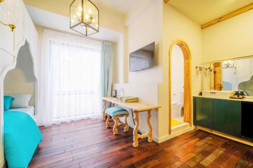 大叻Lacasa May的客房设有桌子、水槽和浴室