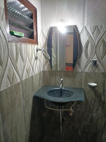 RAJAM FARM HOUSE的一间带水槽和镜子的浴室