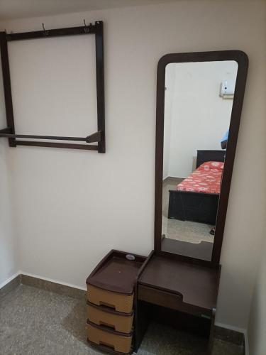 RAJAM FARM HOUSE的镜子,梳妆台和一张床上