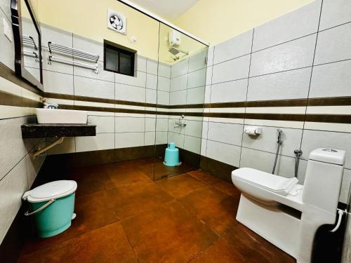 瓦尔卡拉Maadathil Beach Resort的浴室设有2个卫生间和水槽