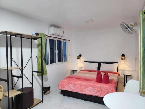 That PhanomBaan Sabaijai Viking Home的一间卧室配有一张带红色毯子的床