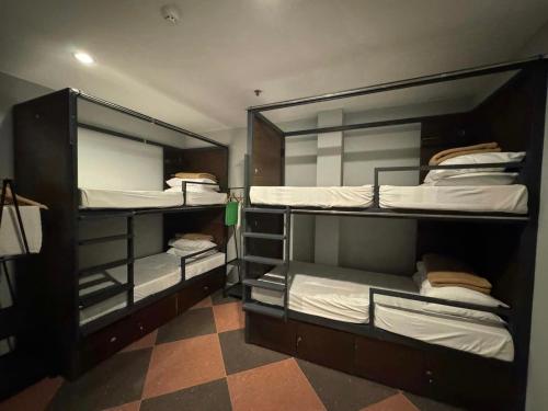 长滩岛Cerca Hotel的两张双层床位于一间设有 ⁇ 架地板的客房。