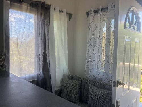 CarriacouIhola's Nest的厨房配有桌子和带窗帘的窗户