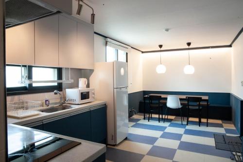 GongjuSloCruise的厨房配有冰箱和桌椅
