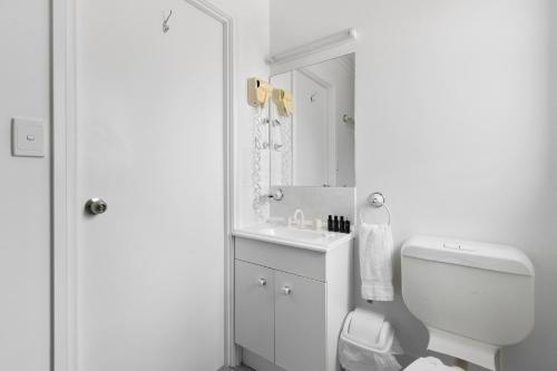 Port MoontaCostello Hotels - Moonta Bay Cabins的白色的浴室设有卫生间和水槽。