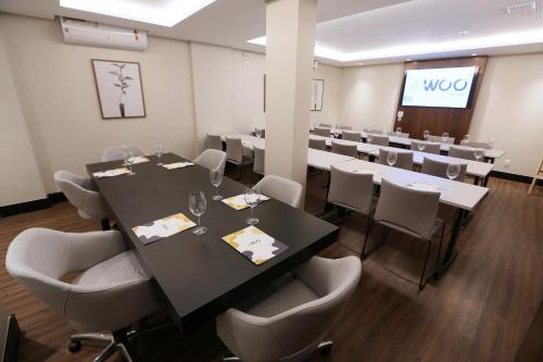 Telêmaco Borba4WOO的一间会议室,配有长桌子和椅子